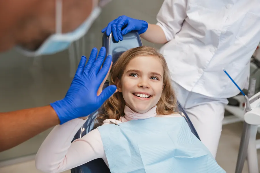 Niña en consulta odontológica
